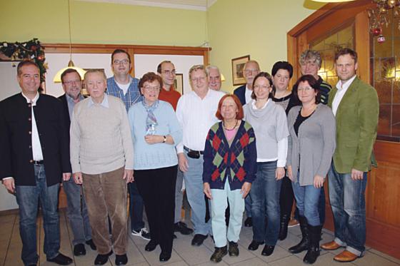 Der Erste Kreisvorsitzende des BLLV Erding/Dorfen, Michael Oberhofer (ganz links), wurde ebenso wie drei weitere Vorstandsmitglieder einstimmig wiedergewählt. Foto: Verein