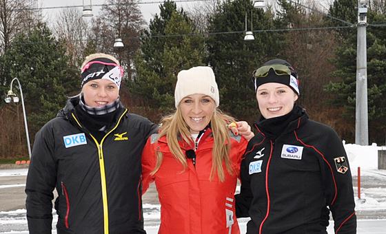 Olympiasiegerin Anni Friesinger-Postma (Mitte) drückt den SLIC-Damen Beate Pendl und Lisa Sophie Gericke die Daumen für den Juniorenweltcup im Eisschnelllauf. F.: Verein