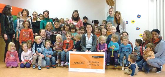 Barbara Osvald übergibt einen Scheck in Höhe von 1.000 Euro an das »Haus für Kinder Zaubersterne«. 	Foto: Privat