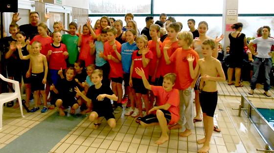 Die jungen Schwimmer des SC Prinz Eugen holten neben 44 Goldmedaillen auch den Pokal für eine der besten Turniermannschaften.	Foto: Verein