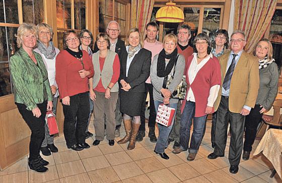 Auch MdL Doris Rauscher (Mitte) würdigte die Leistung der 13 Schulweghelfer, die seit Jahren im Landkreis Ebersberg im Einsatz sind. Foto: KVW