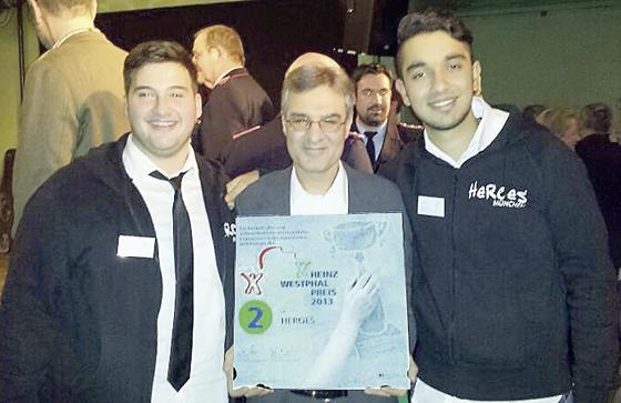 Nahmen für »HEROES« München den Preis entgegen: Murat, Tayfun und Gruppenleiter Aziz.	Foto: AWO München-Stadt