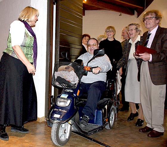 Garchings Erste Bürgermeisterin begrüßt die Senioren schon am Eingang.	Foto: Stadt Garching