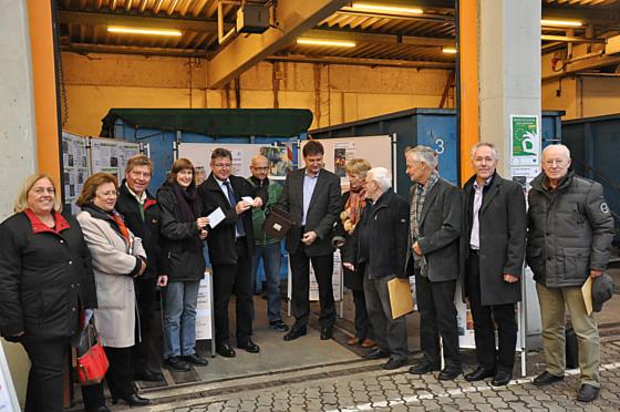 Verbandsräte bei der Ziehung der Gewinner der Verlosungsaktion, die im Rahmen der Europäischen Woche zur Abfallvermeidung stattfand.	Foto: ZwV
