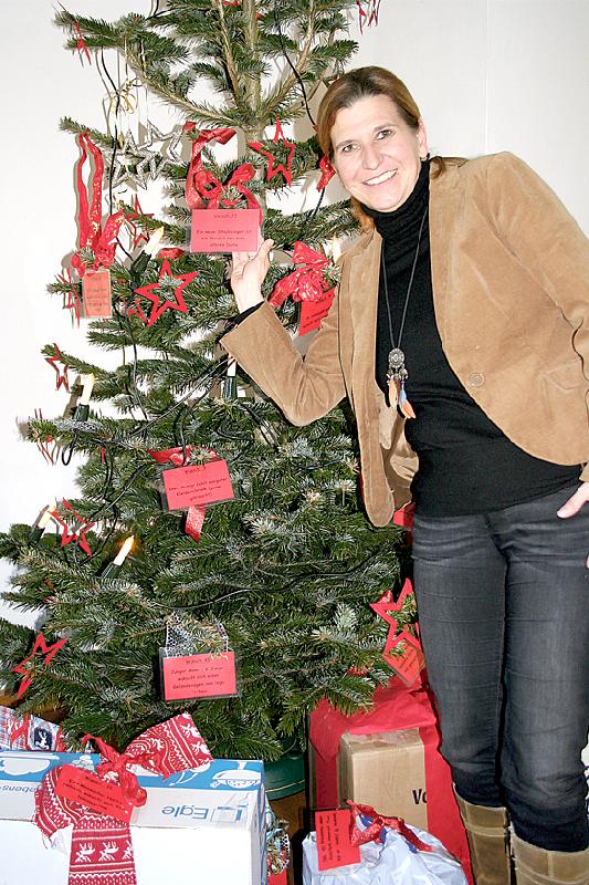 Julia Schönfeld-Knor und ihre Mitarbeiter verteilen die Geschenke noch vor Heiligabend. 	Foto: ws