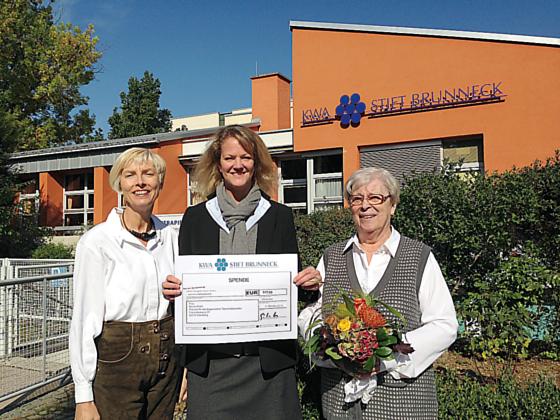 Freute sich riesig über die Spende: Nicole Brühl mit Stiftsdirektorin Gisela Hüttis (links) und Irmgard Nowotny.	Foto: KWA