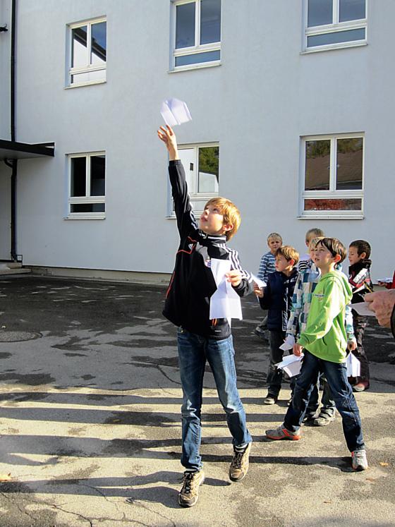 Sebastian, Gewinner des Wettbewerbs, lässt seinen Papierflieger steigen.	Foto: Verena Fischer