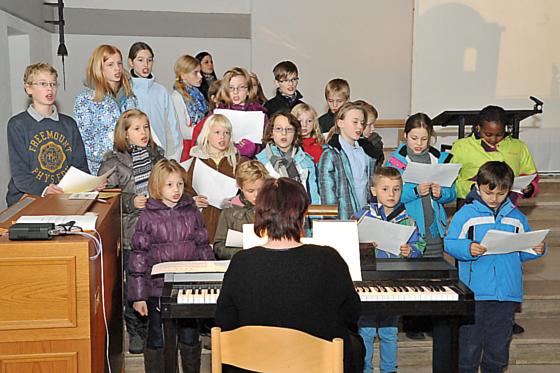 Der Kinderchor St. Magdalena unter der Leitung von Margret Joswig begleitete die Andacht musikalisch.  	Foto: Günther Dependahl