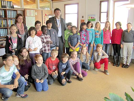 Im Büro des Bürgermeisters: Die Klasse 4c mit ihrer Lehrerin Katharina Jobst und Bürgermeister Thomas Loderer. 	Foto: privat