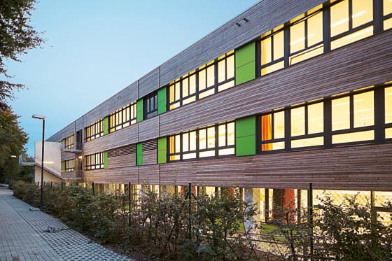 Nachhaltig und lebendig: Holz-Fassade mit frischen Grüntönen.