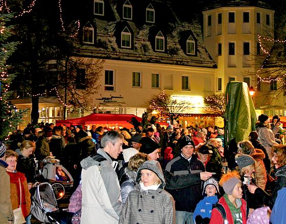 Gemeinsam singen kurz vor Weihnachten auf dem Kirchseeoner Marktplatz am 21. Dezember.	Foto: VA