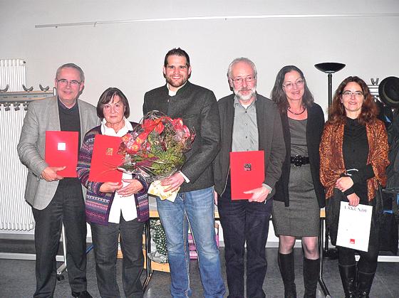 Mark Salzmann (Dritter von links) und MdB Claudia Tausend (Zweite von rechts) ehrten langjährige SPD-Mitglieder.	Foto: Maren Salzmann-Brünjes