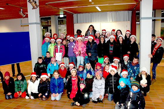 Mit Nikolausmützen präsentierten sich die Grundschüler. Ihrer Einladung zur Adventsfeier waren viele Neufahrner gefolgt.	Foto: VA