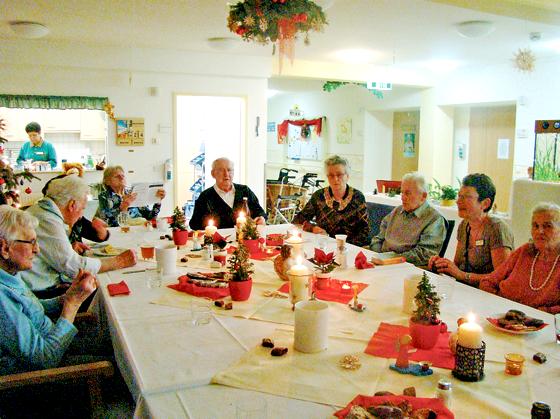 An Heiligabend sitzen alle Bewohner des Seniorenzentrums Poing zusammen mit den Pflegekräften an einer festlich gedeckten Tafel. 	Foto: Pflegestern