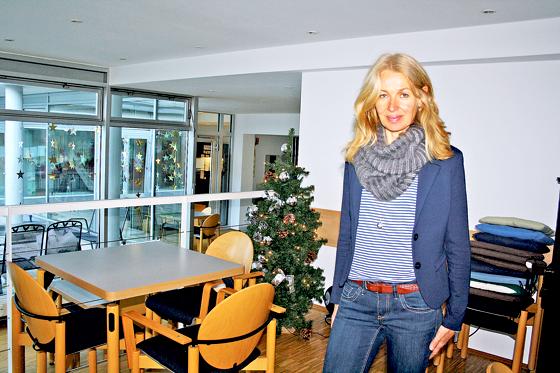 Angela Elsässer in der Cafeteria im ASZ Au. Sie setzt sich mit einfachsten Mitteln gegen die Einsamkeit älterer Menschen zu Weihnachten ein.	Foto: js