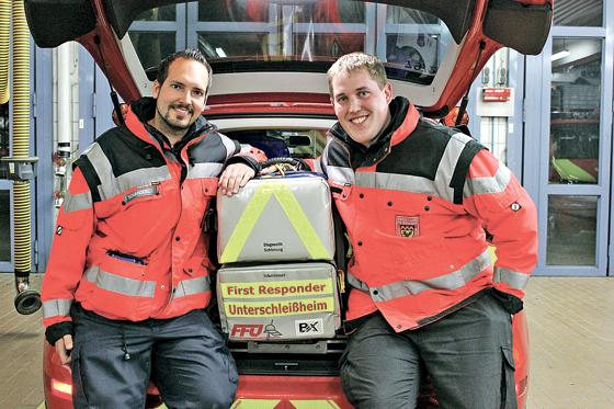 Florian Schanderl und Michael Meyer von der Freiwilligen Feuerwehr Unterschleißheim sind Feuerwehrmänner aus Leidenschaft.	Foto: sl