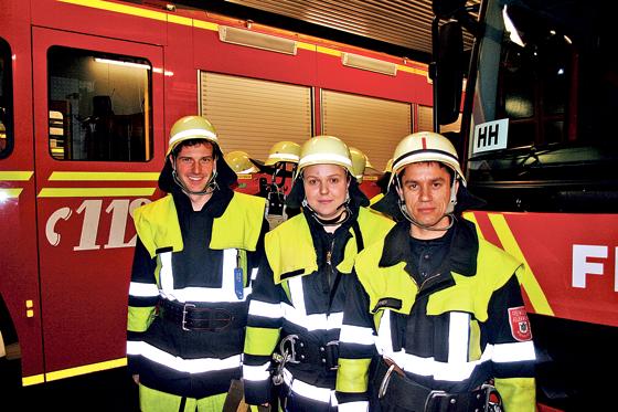 Die Ehrenamtlichen von der Freiwilligen Feuerwehr Harthof sind auch an Heiligabend einsatzbereit (von rechts): Abteilungsführer Thomas Lommer, Christine Altenburg und Wolfgang Kiermair.	Foto: ws