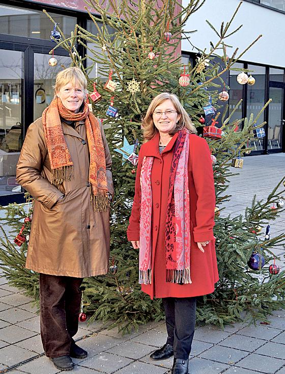 Bürgermeisterin Ursula Mayer und Schulleiterin Claudia Gantke freuen sich über den schönen Baum vor dem Gymnasium.  	Foto: Privat