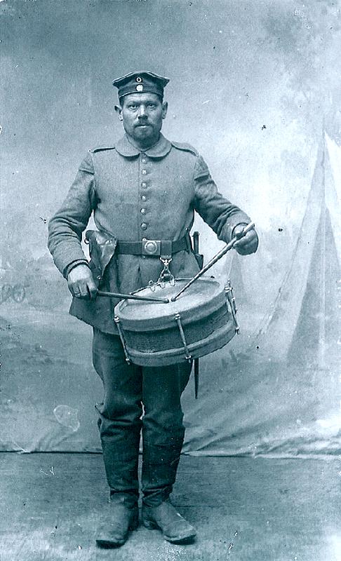 Ein Foto aus dem 1. Weltkrieg: Korbinian Pointner trommelte damals am 1. August 1914 in der Stadt Erding die Mobilmachung aus. 	Foto: Stadt Erding