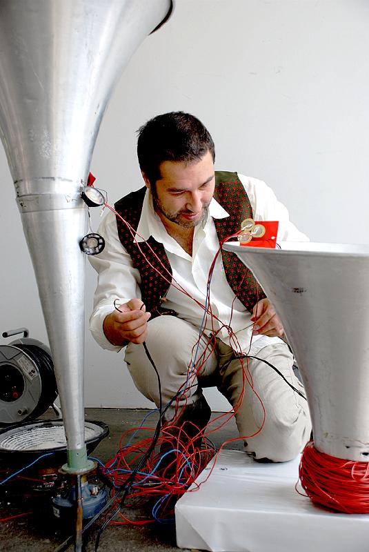 Berkan Karpat, in Istanbul geboren, in München aufgewachsen, bei einem seiner Klangexperimente. 	F.: Peter Kasper