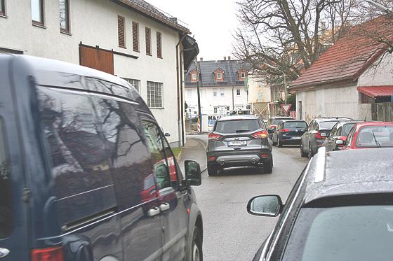 Bei Gegenverkehr ist in diesem Teil der Ponkratzstraße in Feldmoching nach Ansicht der Anwohner die Verkehrssituation unzumutbar und gefährlich. 	F.: ws