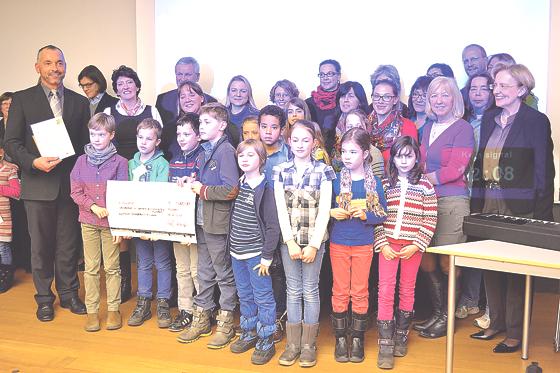 Die Grundschüler der Grundschule Ichostraße freuten sich gemeinsam mit dem Schulpersonal über die Auszeichnung. 	Foto: privat