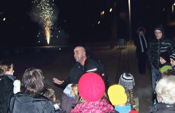 Und nach der Theorie gab es sogar eine praktische Vorführung mit Feuerwerk.	Foto: VHS Haar