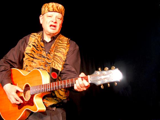 Vor dem Jahreswechsel steht der Tiger Willi im Theater im Fraunhofer auf der Bühne.	Foto: VA