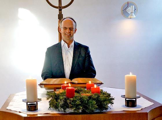 Pfarrer Karsten Schaller, hier in der evangelischen Pfarrkirche von Oberhaching, freut sich auf viele Kirchenbesucher während der Weihnachtsfeiertage. 	Foto hw