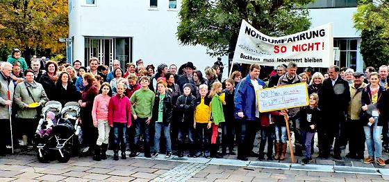 Die Nordumfahrung der Stadt Erding hat die Gemüter 2013 besonders erregt. Hier demonstrieren einige Bockhorner vor dem Landratsamt gegen die geplante Route.	Foto: kw/Archiv