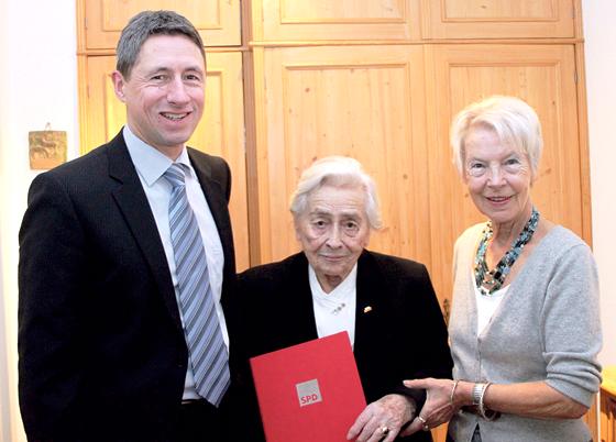 Bürgermeister Christoph Böck und Antje Kolbe gratulieren der Jubilarin Luise Kircher.	Foto: VA