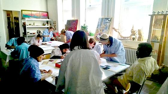 Einmal im Monat dürfen Flüchtlinge ihre Erlebnisse in Kunst umsetzen und so verarbeiten.	Foto: VA
