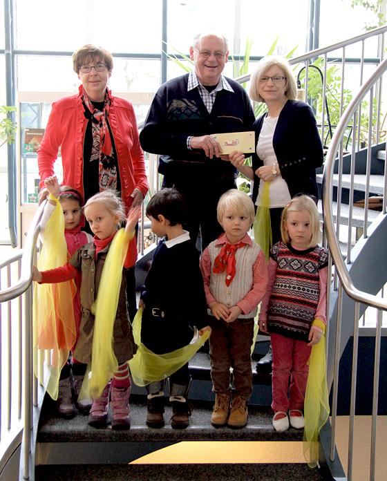 Brigitte Scholle, Ekkehard Klose Birgitta Thalmeier (von links) mit den beschenkten Kindern.      Foto: VA