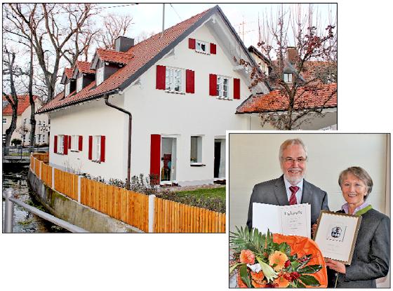 Ismanings Bürgermeister Michael Sedlmair überreicht Christa Diebel den Baupreis 2013.	Fotos: sh
