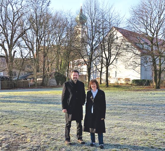 Marina Achhammer und Erwin Bohlig auf dem Festplatz gegenüber der Führichschule, wo zahlreiche Künstler auftreten werden. 	Foto: bus