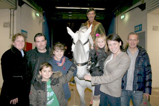 Kurz vor der Apassionata-Show durften sich die Samstagsblatt-Gewinner mit Pferdedirektorin Meike Arnason hinter den Kulissen umschauen. 	Foto: ws