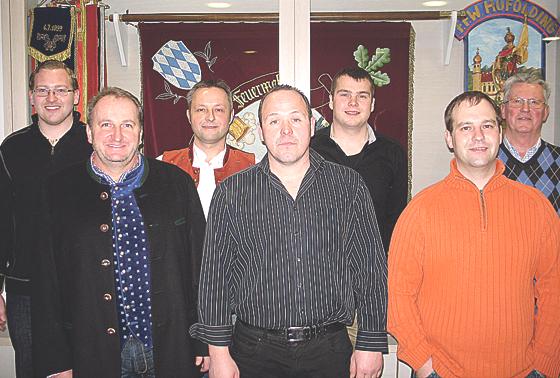 Die Vorstandschaft der Feuerwehr Hofolding-Faistenhaar mit dem 1. Vorstand Thomas Hirsch (Zweiter von links) blickte zurück auf 2013.	Foto: Verein