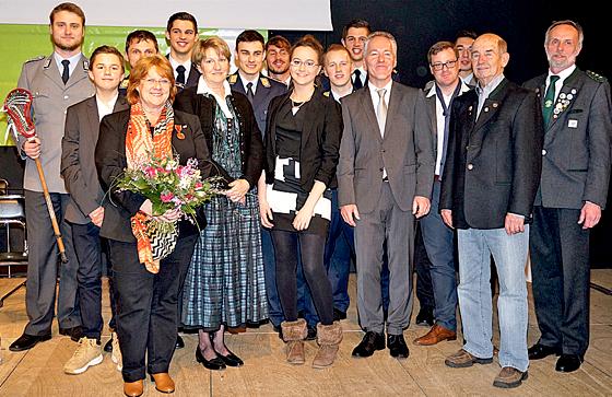 Neubiberg ehrte verdiente Bürger beim Jahresempfang: Bürgermeister Günter Heyland (5. v. l.) freute sich über so viel Engagement.	Foto: Boschert