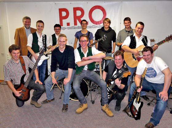 Leidenschaft für Musik verbindet die Teilnehmer der Rock-Workshops des P.R.O., hier mit Bürgermeister Jakob Eglseder (h. l.) und Stefan Späth (2. v. r.).	F: VA
