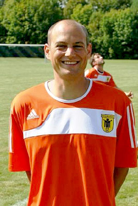 Herz für den Münchner Fußball: Philipp Obermaier ist Bayern-Fan und spielte früher beim ESV Freimann. 	F.: privat