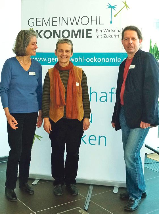Tagwerk ist eines der Unternehmen, das sich der Idee der Gemeinwohl-Ökonomie angeschlossen hat, hier von links Inge Assendorf, Hanna Ermann und Klaus Hutner bei der Vorstellung des Wirtschaftsmodells. 	Foto: Privat