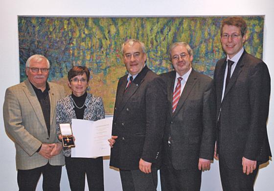 Es gratulieren neben Ehemann Otto Steinberger, Staatsminister, Dr. Ludwig Spaenle, Stadtrat Hans Podiuk und Markus Blume, MdL (von links). F.: privat