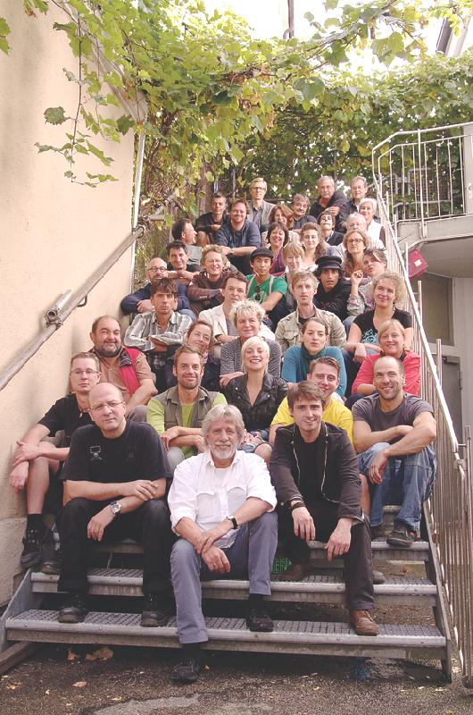 George Pott (vorne Mitte im weißen Hemd) und das Team von der »Schauburg«. 	Foto: DigiPott
