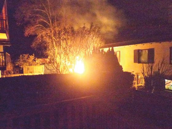 Ende 2012 steht das Gartenhaus von Peter Bauer in Flammen. Zu diesem Zeitpunkt ahnte er nicht, dass sich Ärger mit seiner Versicherung anschließen wird.	Foto: pr