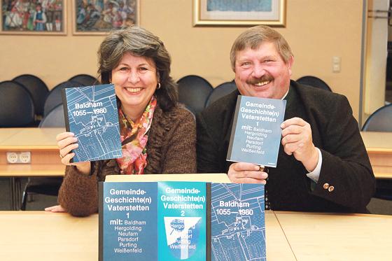 Archivarin Ulrike Flitner und Bürgermeister Georg Reitsberger freuen sich über die komplette Auflage der Vaterstettener Geschichten. 	Foto: Gemeinde