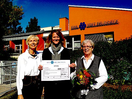Freute sich riesig über die Spende: Nicole Brühl mit Stiftsdirektorin Gisela Hüttis (links) und Irmgard Nowotny.	Foto: KWA