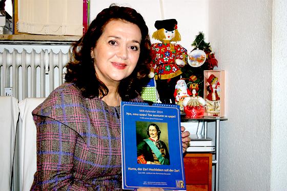 400. Jubiläum der Romanow-Dynastie: Tatjana Lukina mit dem Kalender, den sie mit viel Liebe zusammengestellt hat.	Foto: scy