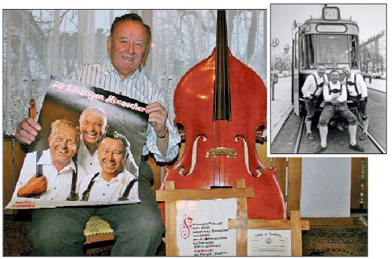 Rudolf Schneider, genannt Waggi, erinnert sich in seinem Haus in Gröbenzell an vergangene Zeiten und zeigt auch eine alte Autogrammkarte (kl. Foto). 	Fotos: sl