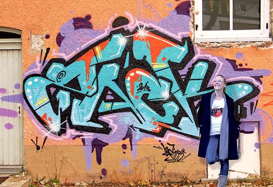 Die sozialpädagogische Leiterin von »(h)arthof«, Alexandra Plavsa, vor den Graffitis in der Dientzenhofer Straße.	Foto: js