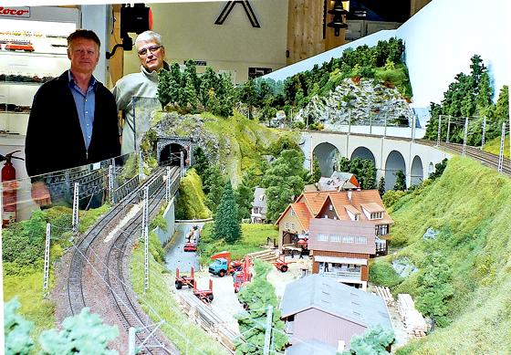 Rudi Meindl (l.) und sein Vize Karl Thoma laden ein: Am 2. Februar wird im Gemeindesaal zum 25. Gründungsfest der Eisenbahn- und Modellbahnfreunde eine tolle Ausstellung aufgebaut. 	Foto: kw	